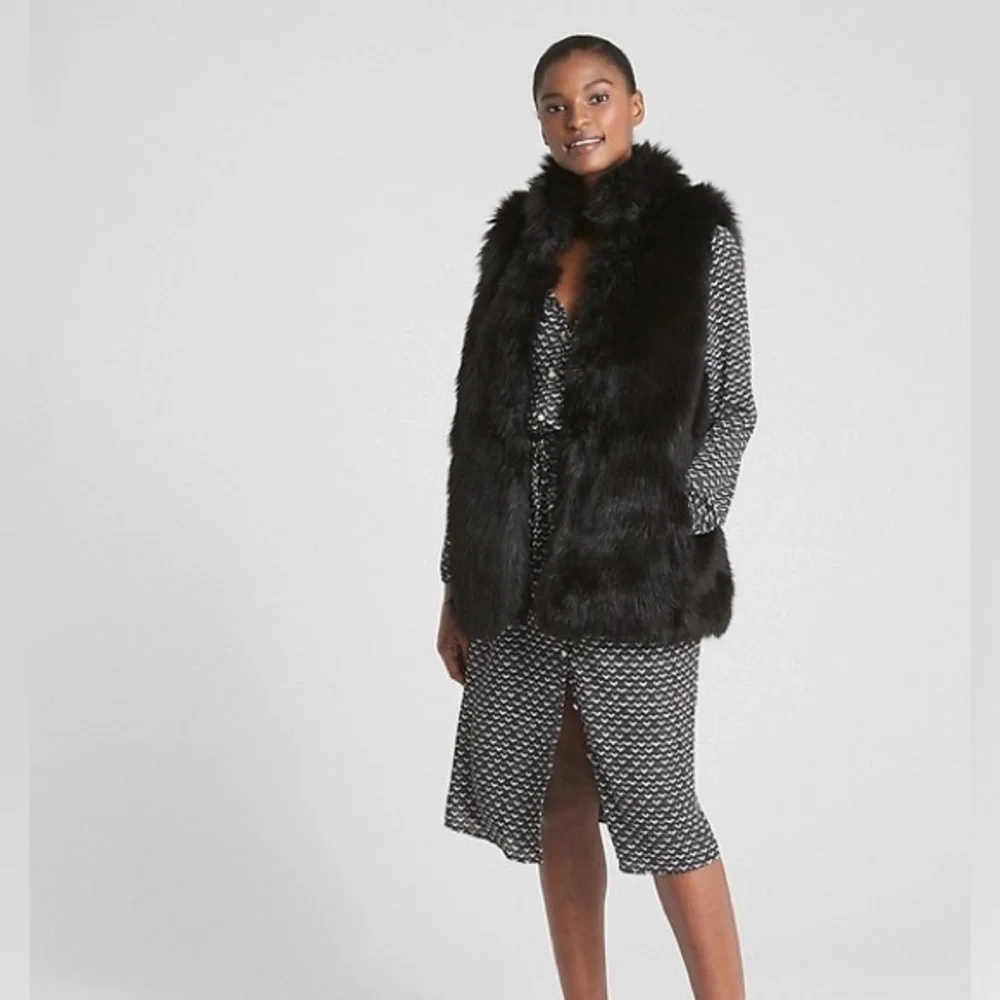 GAP Women's Black Faux Fur Vest. Size Large. NWT. Hook & Eye Closure. - Picture 7 of 9